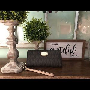 ✨Michael Kors Signature Lg Wallet!